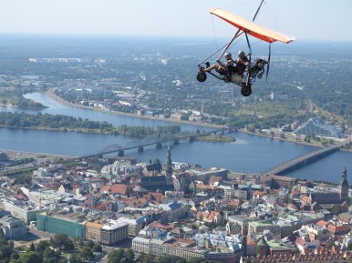 Lidojums ar deltaplānu virs galvaspilsētas + FOTO UN VIDEO (1 pers., 10min, Rīga, Ādaži)