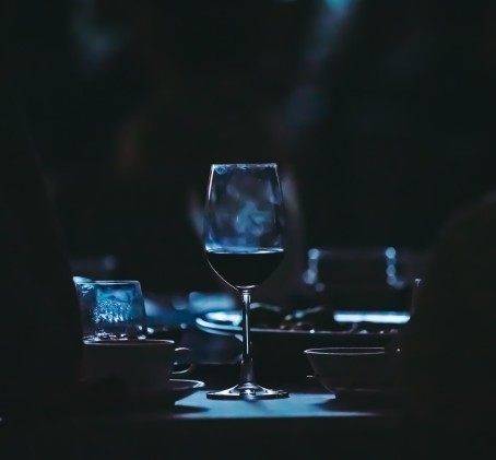 Dine in the Dark – Vakariņas Tumsā un pudele vīna vienam