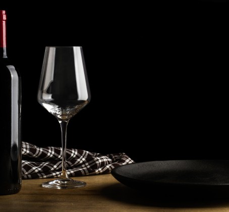 Dine in the Dark – Vakariņas Tumsā un pudele vīna diviem