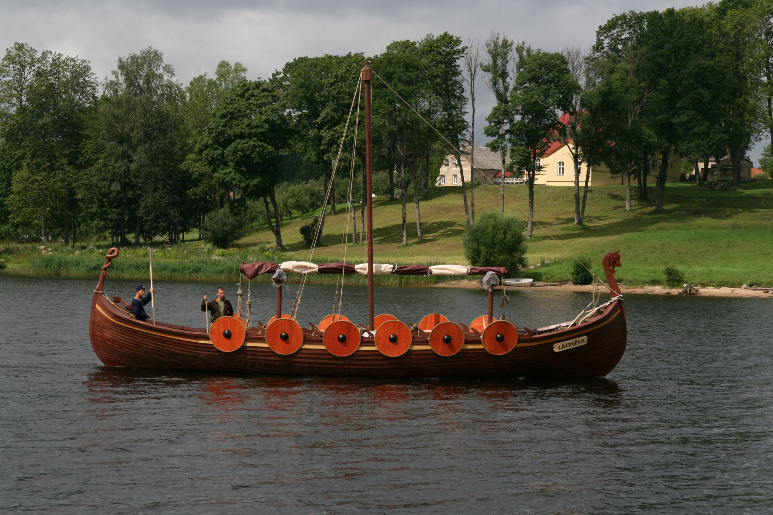 Brauciens Pa Daugavu Vikingu Laivā (6 Pers) | Dāvanu Serviss