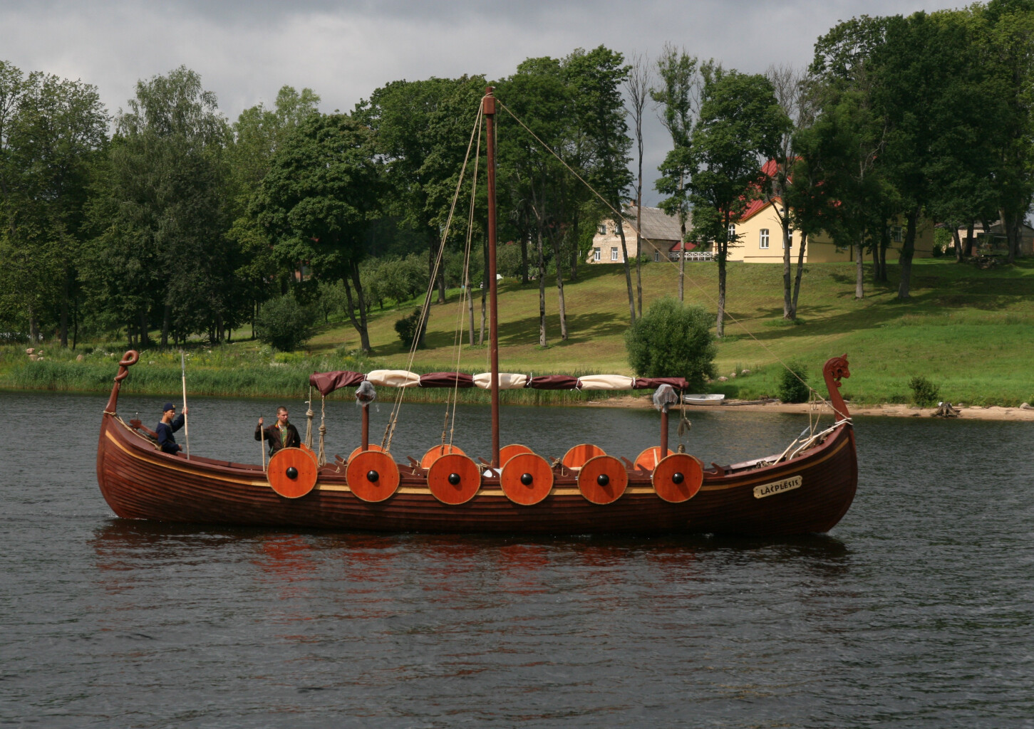 Brauciens pa Daugavu vikingu laivā (6 personām)