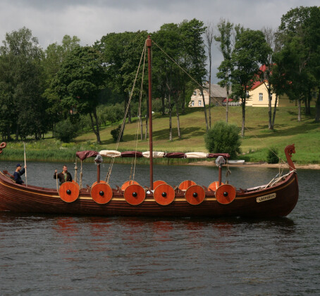 Brauciens pa Daugavu vikingu laivā (6 personām)