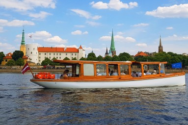 Brauciens ar kuģīti pa Rīgas kanālu vienam (1 st.)
