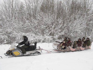 Izbrauciens ar kamanām sniega motocikla pavadībā (2 personām)