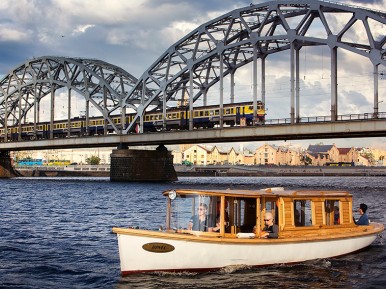 Brauciens ar ''Riga Cruise'' senatnīgo koka kuģīti diviem