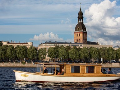 Brauciens ar ''Riga Cruise'' senatnīgo koka kuģīti diviem