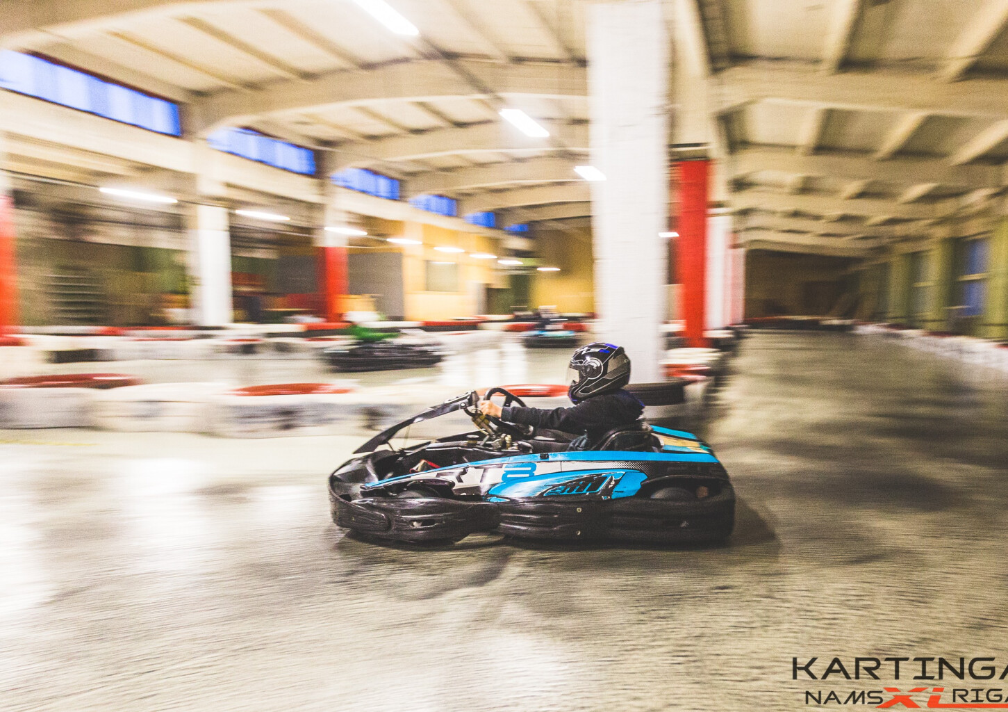 Aizraujošs brauciens ar kartingu