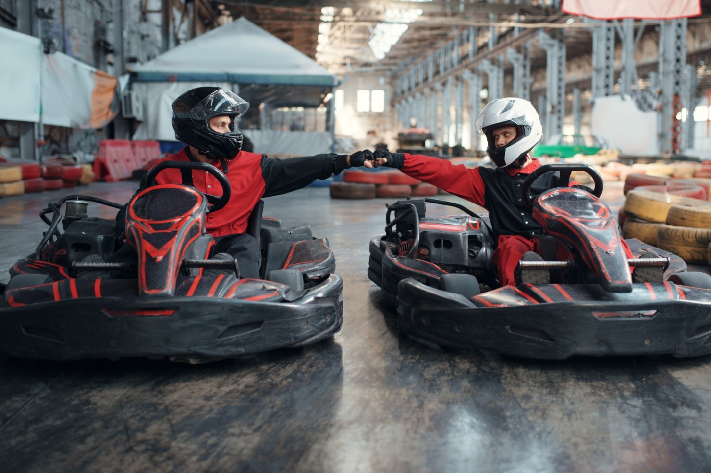 Aizraujošs brauciens ar kartingiem diviem – XL Riga trasē