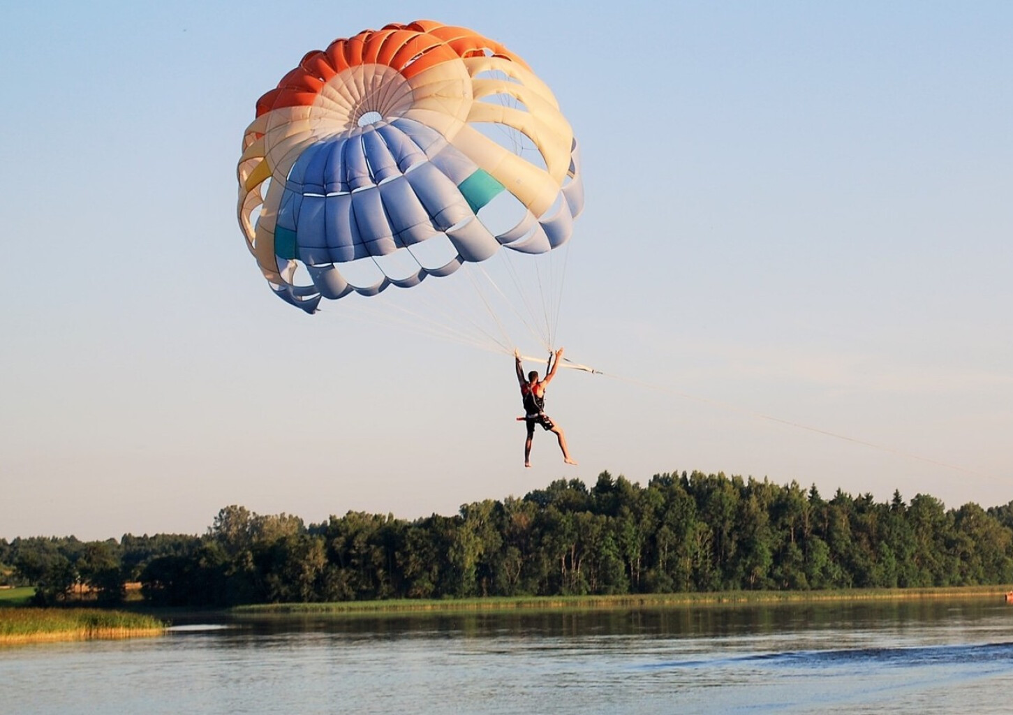 Полёт с парашютом над озером