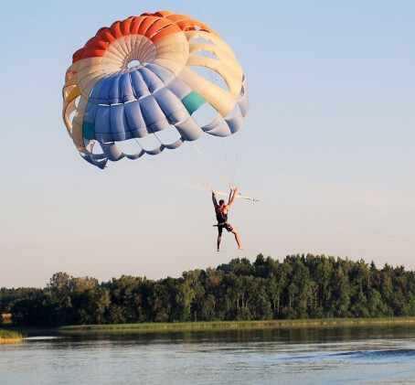 Полёт с парашютом над озером