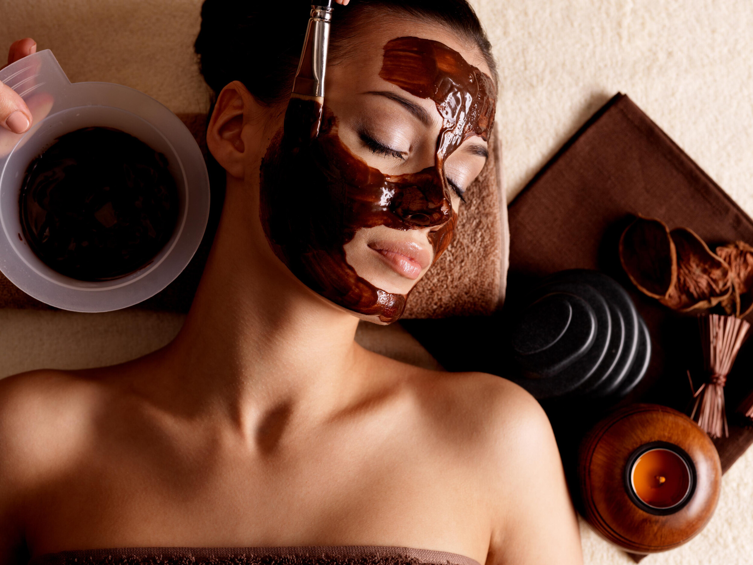 Маска с кофе в домашних условиях. Шоколадная маска. Маска для лица. Шоколад в косметологии.