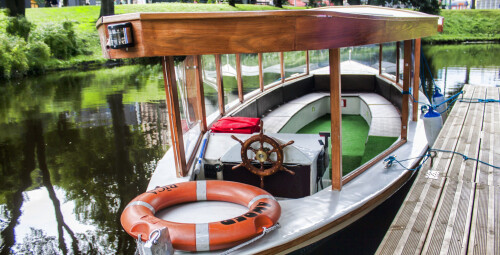 „Vecpilsētas panorāmas reiss” brauciens pa Rīgas kanālu un Daugavu ar kanāla kuģīšiem 11.Novembra krastmala, starp Akmens un Vanšu tiltiem (Pie Akmens tilta, pretī RTU un Rātslaukumam).  #2