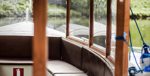 „Vecpilsētas panorāmas reiss” brauciens pa Rīgas kanālu un Daugavu ar kanāla kuģīšiem 11.Novembra krastmala, starp Akmens un Vanšu tiltiem (Pie Akmens tilta, pretī RTU un Rātslaukumam).  #6