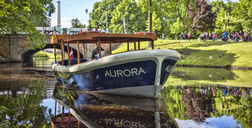 „Vecpilsētas panorāmas reiss” brauciens pa Rīgas kanālu un Daugavu ar kanāla kuģīšiem 11.Novembra krastmala, starp Akmens un Vanšu tiltiem (Pie Akmens tilta, pretī RTU un Rātslaukumam).  #1