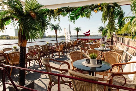 Панорамный рейс по Риге на кораблике VECRĪGA для двоих