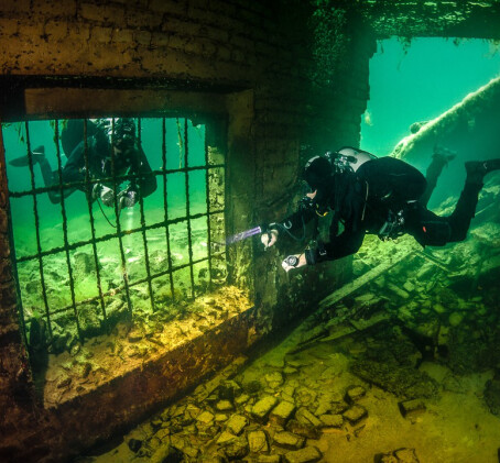 Ныряние в подводных развалинах тюрьмы