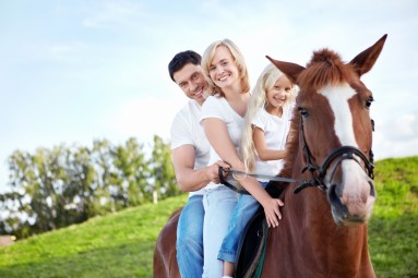Семейная прогулка на лошадях в парке Jumpravmuiža Bauskas novads #1