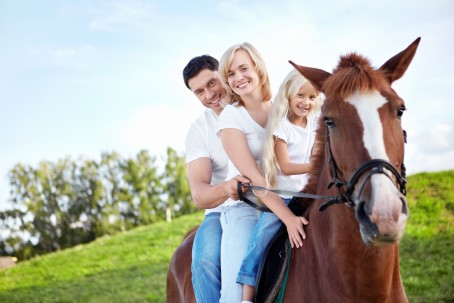 Семейная прогулка на лошадях в парке Jumpravmuiža