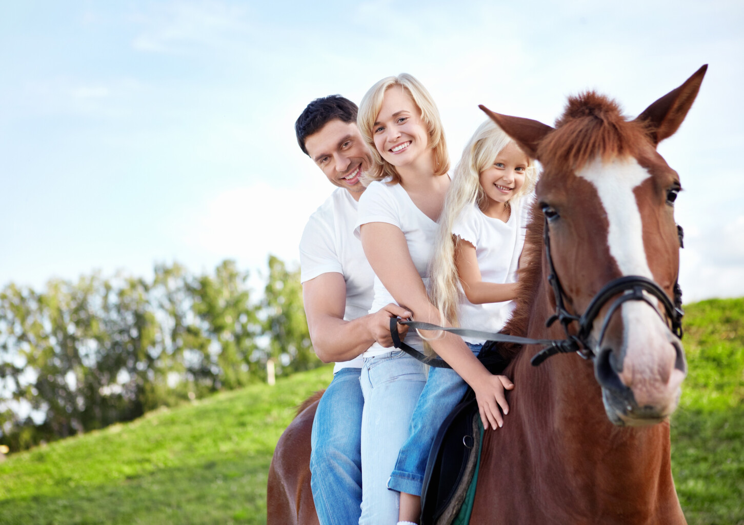 Семейная прогулка на лошадях в парке Jumpravmuiža