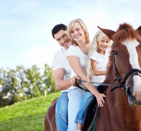 Семейная прогулка на лошадях в парке Jumpravmuiža