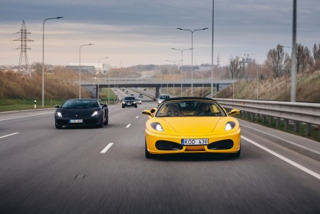 Поездка на Ferrari или Lamborghini по трассе Бикерниеки (2 круга)