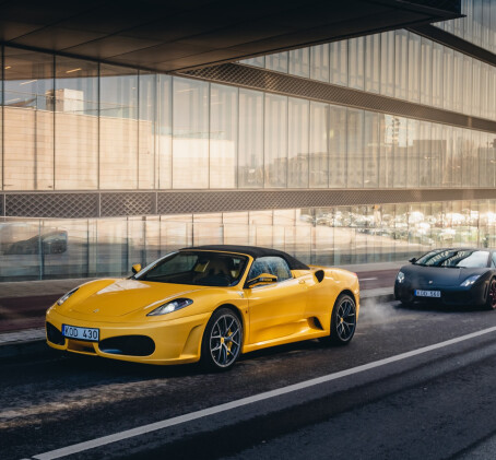 Поездка на Ferrari или Lamborghini по трассе Бикерниеки (4 круга)