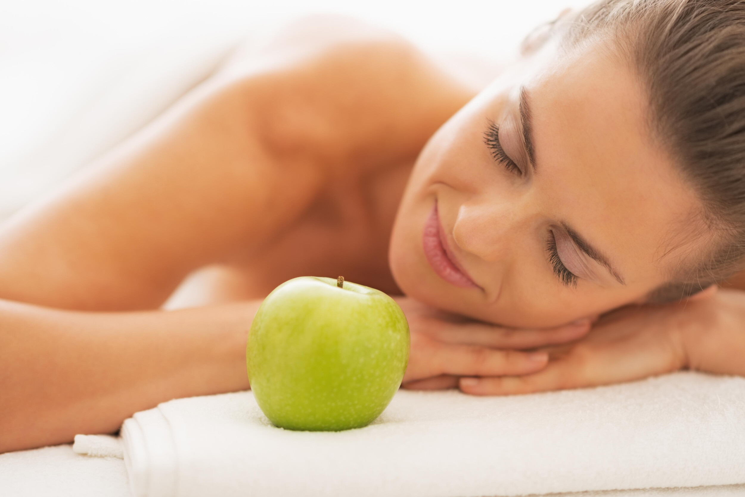 Насладиться свежестью. Девушка с яблоками массаж. Релакс с яблочком. Warring Apple massage.