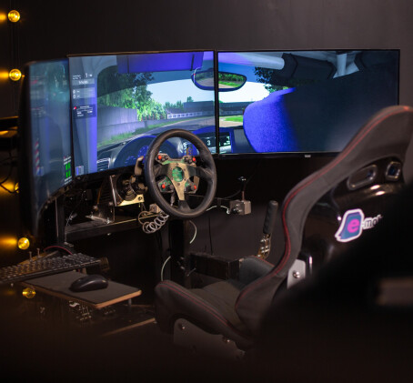 ПОДАРОЧНАЯ КАРТА НА АВТОСИМУЛЯТОР «Sim Racing Club»