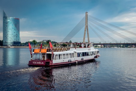 "Saulrieta reiss" brauciens pa Daugavu ar atpūtas kuģīti "Vecrīga" (2 pers.)