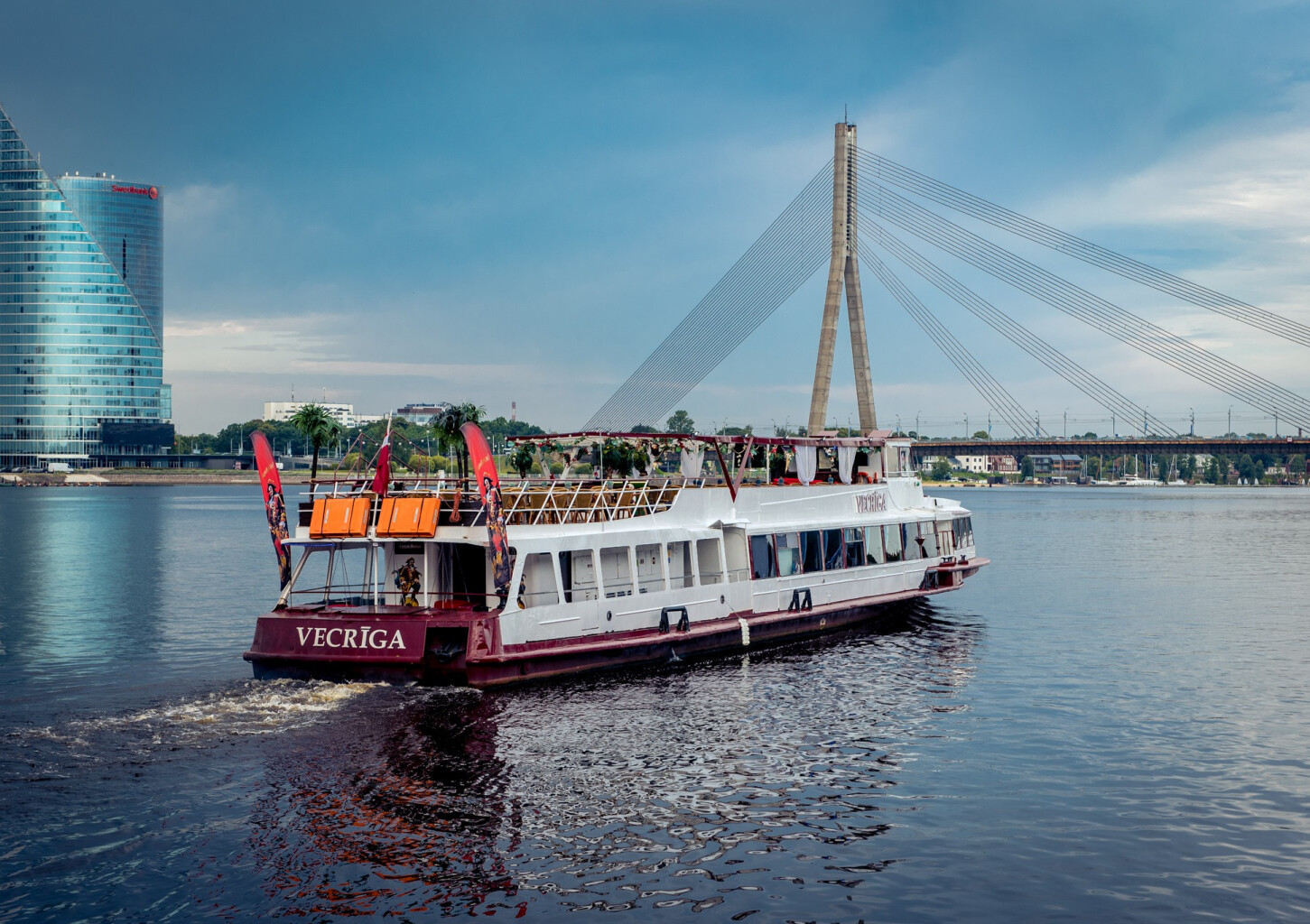 "Saulrieta reiss" brauciens pa Daugavu ar atpūtas kuģīti "Vecrīga" (2 pers.)