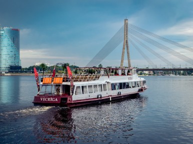 "Saulrieta reiss" brauciens pa Daugavu ar atpūtas kuģīti "Vecrīga" (2 pers.)
