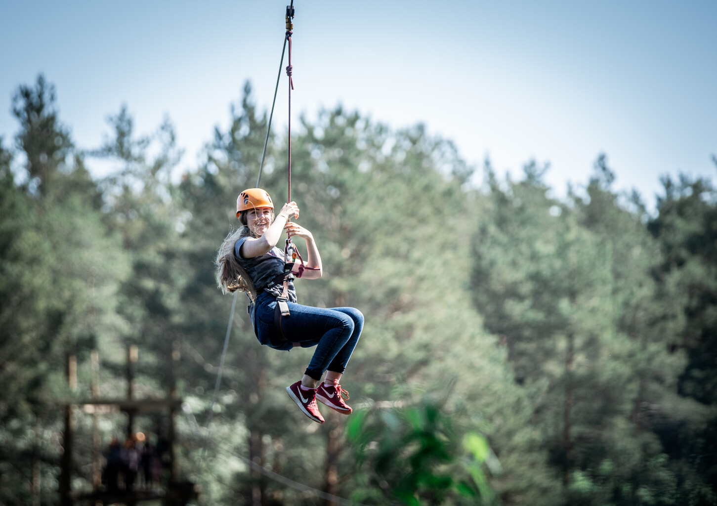 Тропа по деревьям в Парке ощущений на крутых берегах Гауи