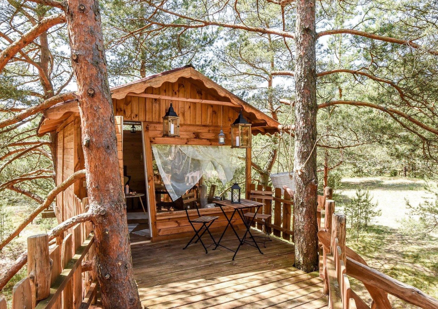 Brīvdienas namiņā kokā "Miera Ostā" diviem