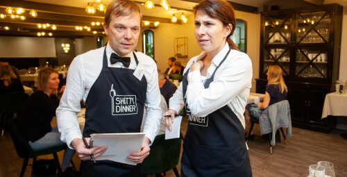 Shitty Dinner: improvizācijas izrāde ar vakariņām vienam