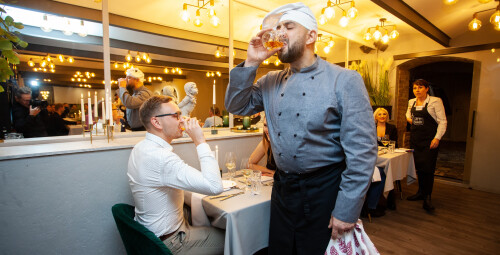 Shitty Dinner: improvizācijas izrāde ar vakariņām vienam