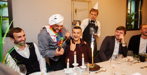 Shitty Dinner: improvizācijas izrāde ar vakariņām vienam
