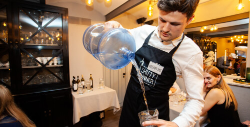 Shitty Dinner: improvizācijas izrāde ar vakariņām vienam