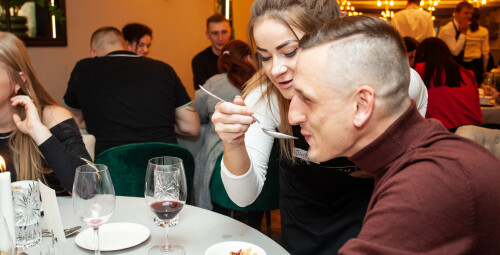 Shitty Dinner: improvizācijas izrāde ar vakariņām vienam