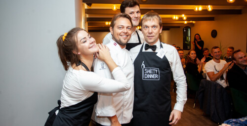 Shitty Dinner: improvizācijas izrāde ar vakariņām vienam