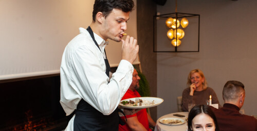Shitty Dinner: improvizācijas izrāde ar vakariņām vienam