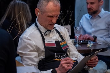 Shitty Dinner: improvizācijas izrāde ar vakariņām vienam