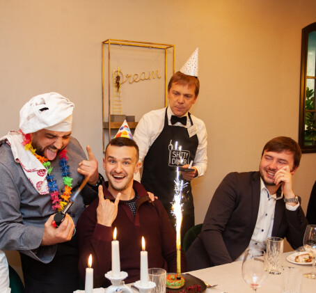 Shitty Dinner: improvizācijas izrāde ar vakariņām diviem