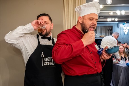 Shitty Dinner: improvizācijas izrāde ar vakariņām diviem