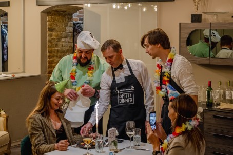 Shitty Dinner: improvizācijas izrāde ar vakariņām un vīnu diviem