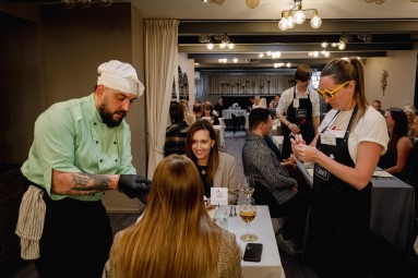 Shitty Dinner: шоу-импровизация с ужином и вином для двоих