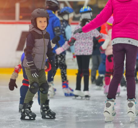 Jautra bērnu ballīte uz ledus ar uzkodām (līdz 10 pers.)