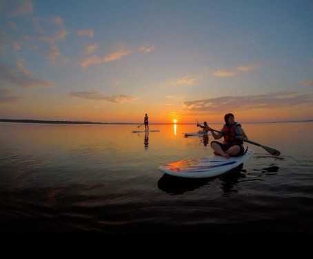 SUP-прогулка на закате солнца на озере Буртниеку для двоих (1 ч)