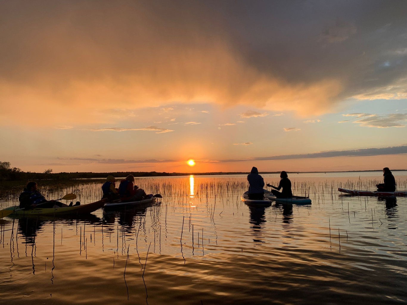 SUP-прогулка на закате солнца на озере Буртниеку для двоих (2 ч)