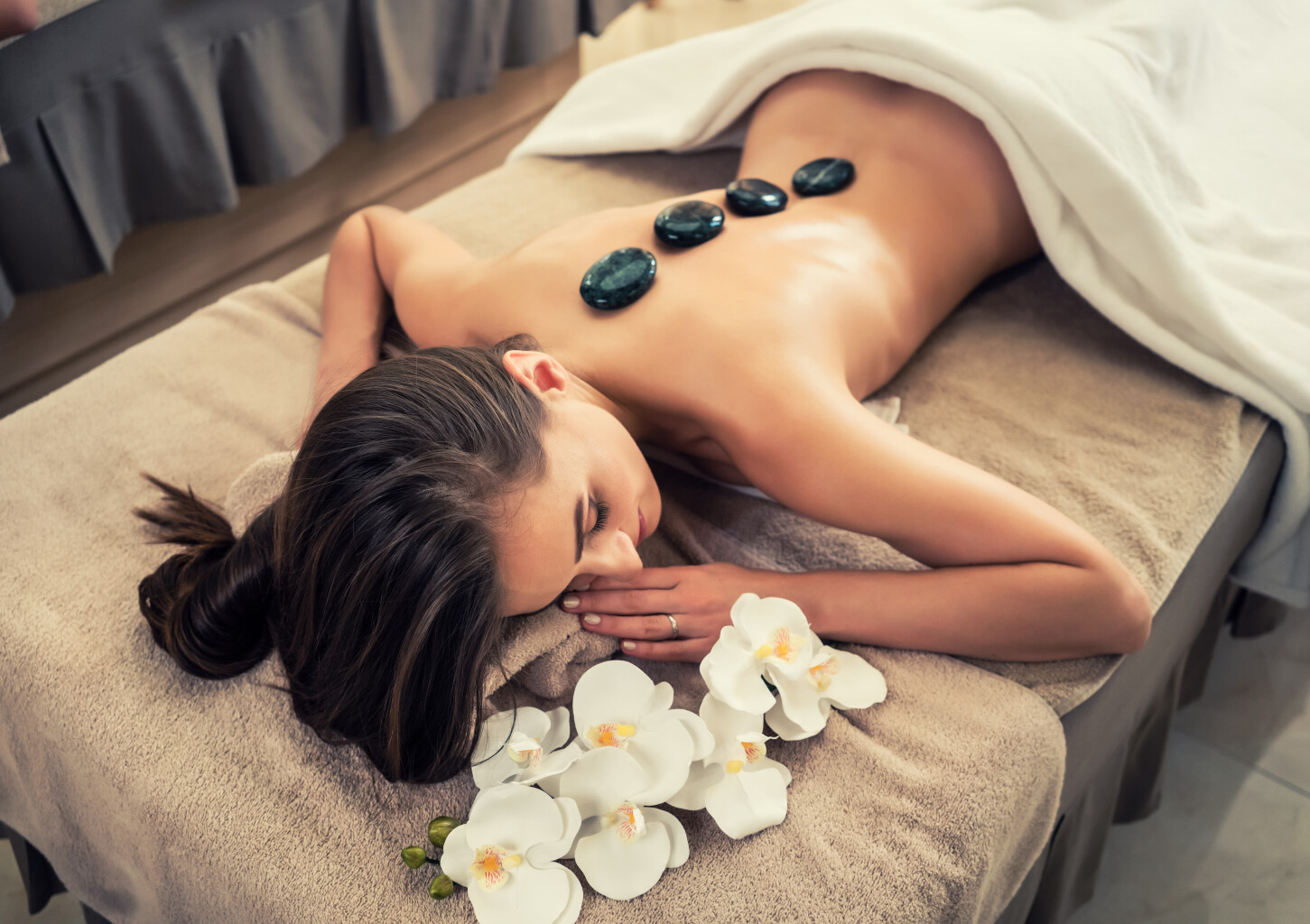 Ājūrvēda karsto akmeņu masāža no ’’MYSPA’’