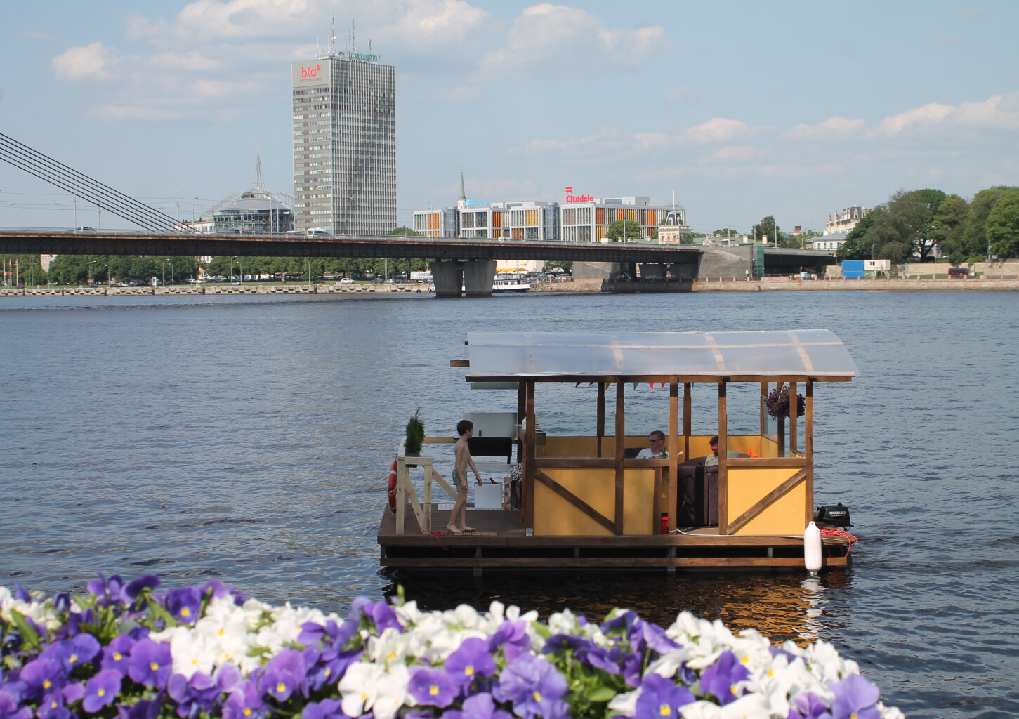 Atpūta uz peldošās grila terases